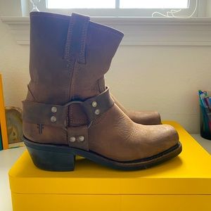 Women’s Frye 8R Harness Boots, Size 6.5